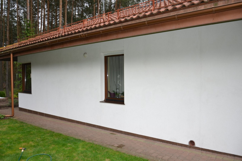 Tynk cementowo-wapienny na ścianie zewnętrznej