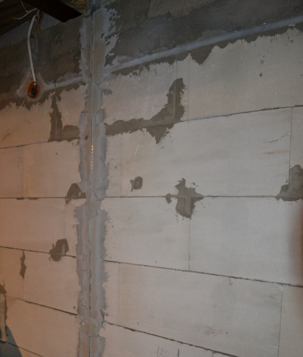 Fragment niewykończonego muru w garażu