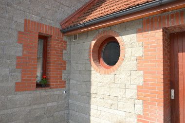 Elewacja z bloczków betonowych i płytek klinkierowych