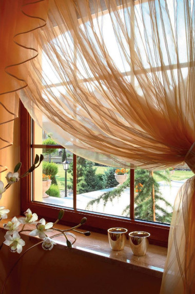 Parapet wewnętrzny i okno ze szprosami