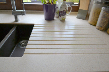 Pochylnia ociekowa przy zlewozmywaku