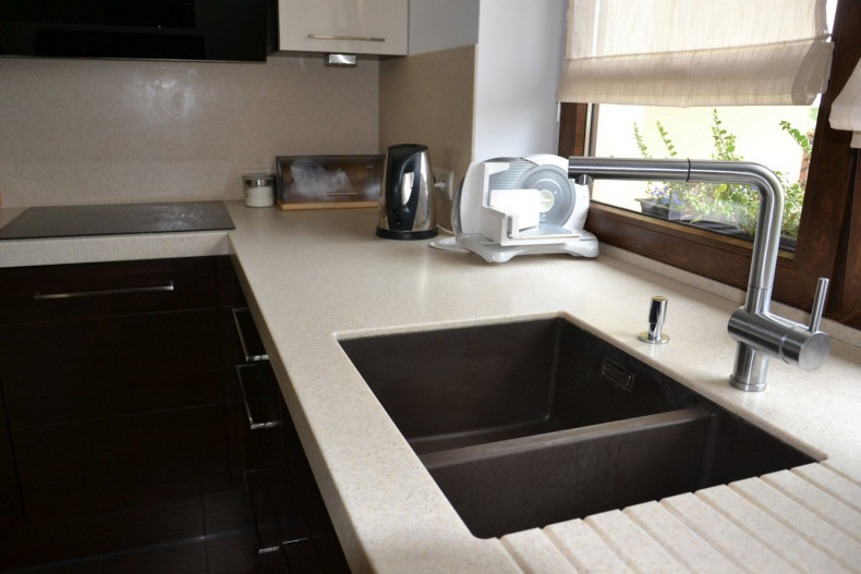 Blat z konglomeratu, zlicowany z parapetem okna