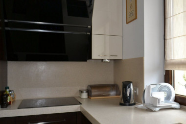 Ściana nad blatem z konglomeratu