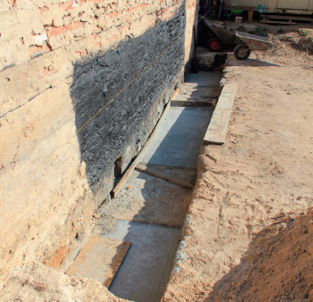 Beton podkładowy pod nową ławę fundamentową zalewany odcinkowo.