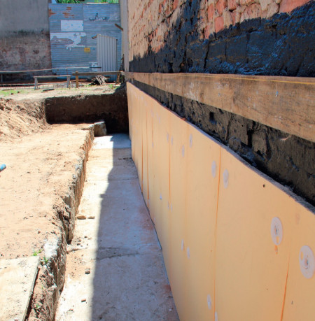 Beton podkładowy gotowy, na ścianie sąsiada dylatacja ze styroduru.