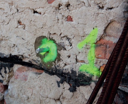 Reper, czyli znak geodezyjny. Jego obserwacja umożliwia dostrzeżenie najmniejszego ruchu budynku sąsiada.