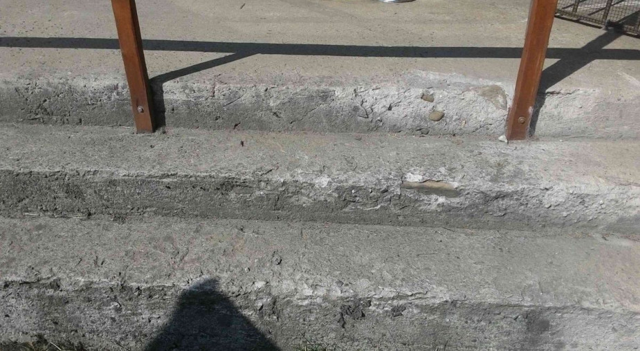 Betonowe schody zewnętrzne. Jak naprawić uszkodzenia?