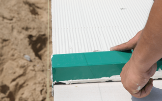 Jakie są ekonomiczne różnice wynikające z murowania ścian na cienką i tradycyjną spoinę?