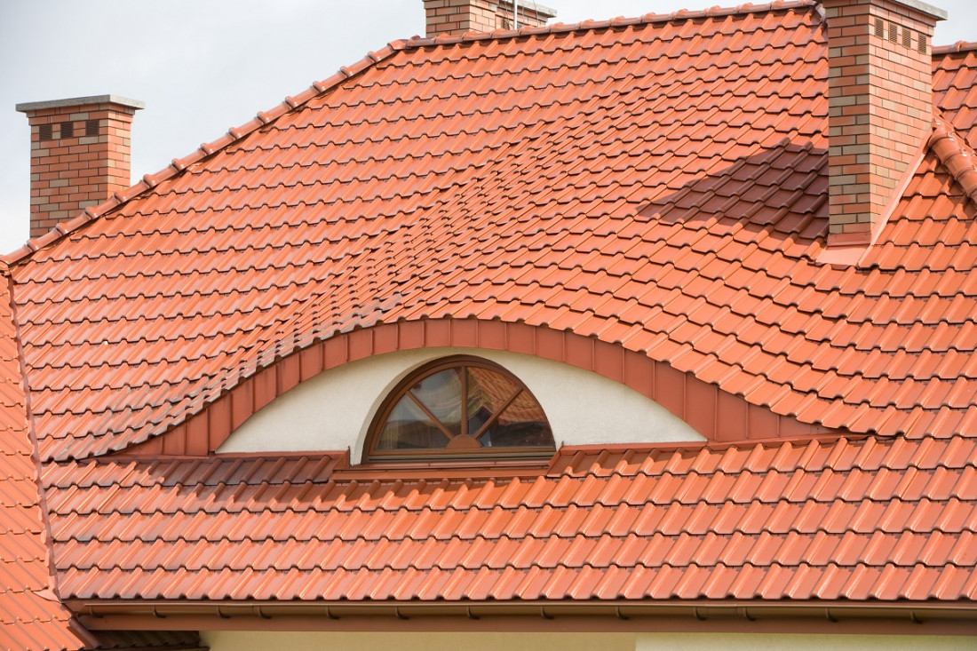 Jakie są zalety stosowania ciężkich pokryć dachowych?