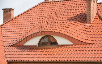 Jakie są zalety stosowania ciężkich pokryć dachowych?