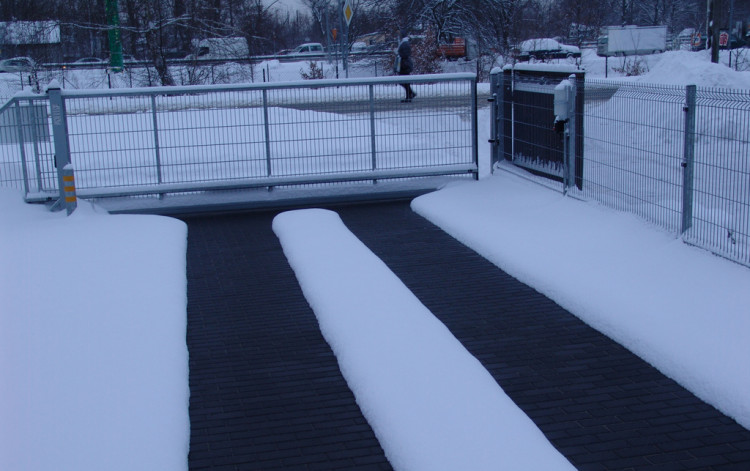 Podjazd zabezpieczony przed oblodzeniem elektryczną matą grzejną FENIX