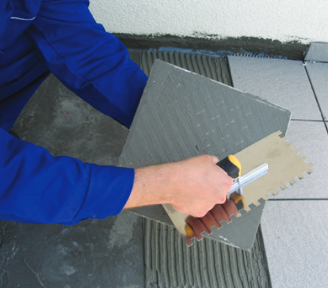 Nanoszenie zaprawy na płytki