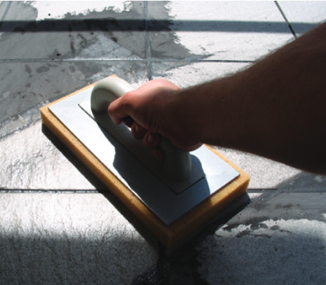 Usuwanie nadmiaru zaprawy z płytek