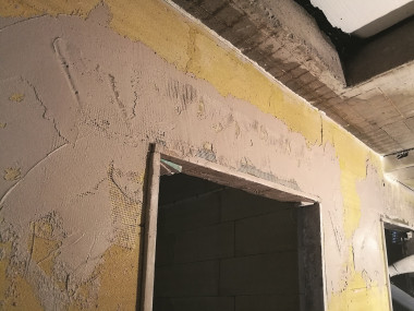 Wklejanie siatki tynkarskiej w narożach nad otworami drzwiowymi i okiennymi