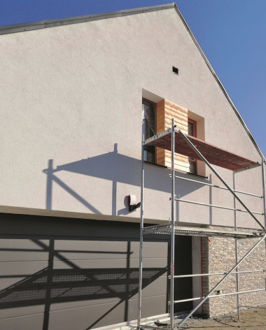 Tynk cementowo-wapienny na ścianie zewnętrznej