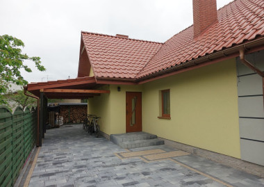 Styromury wykończone od zewnątrz żółtym tynkiem silikonowo-silikatowym