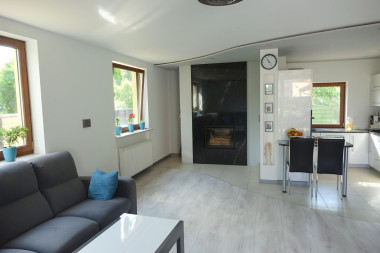 Widok na kominek i kuchnię