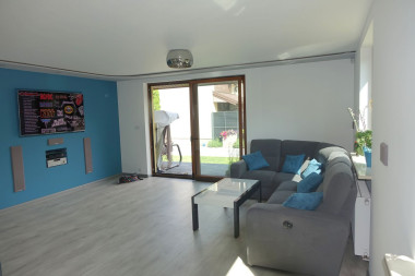 Salon z wyjściem na taras