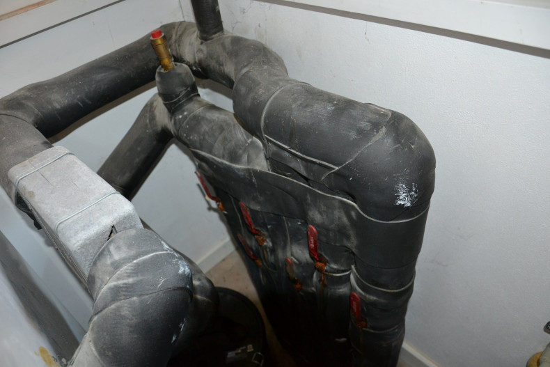 Wyjście rur od pionowych gruntowych kolektorów