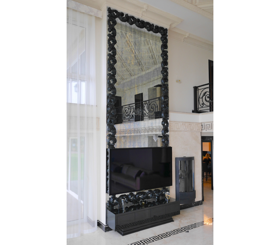 Rzeźbiona rama telewizyjna