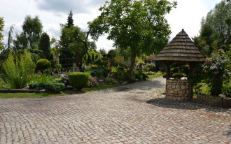 Nawierzchnia z kamienia i bruku dębowego po 20 latach użytkowania