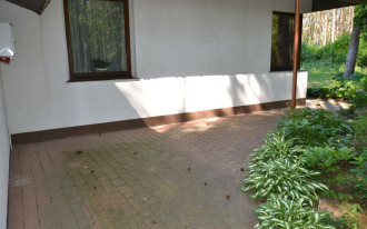 Nawierzchnia z kostki betonowej na zalesionej działce