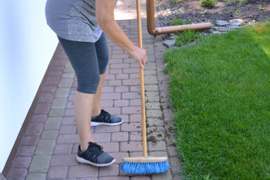 Zamiatanie kostki z betonu