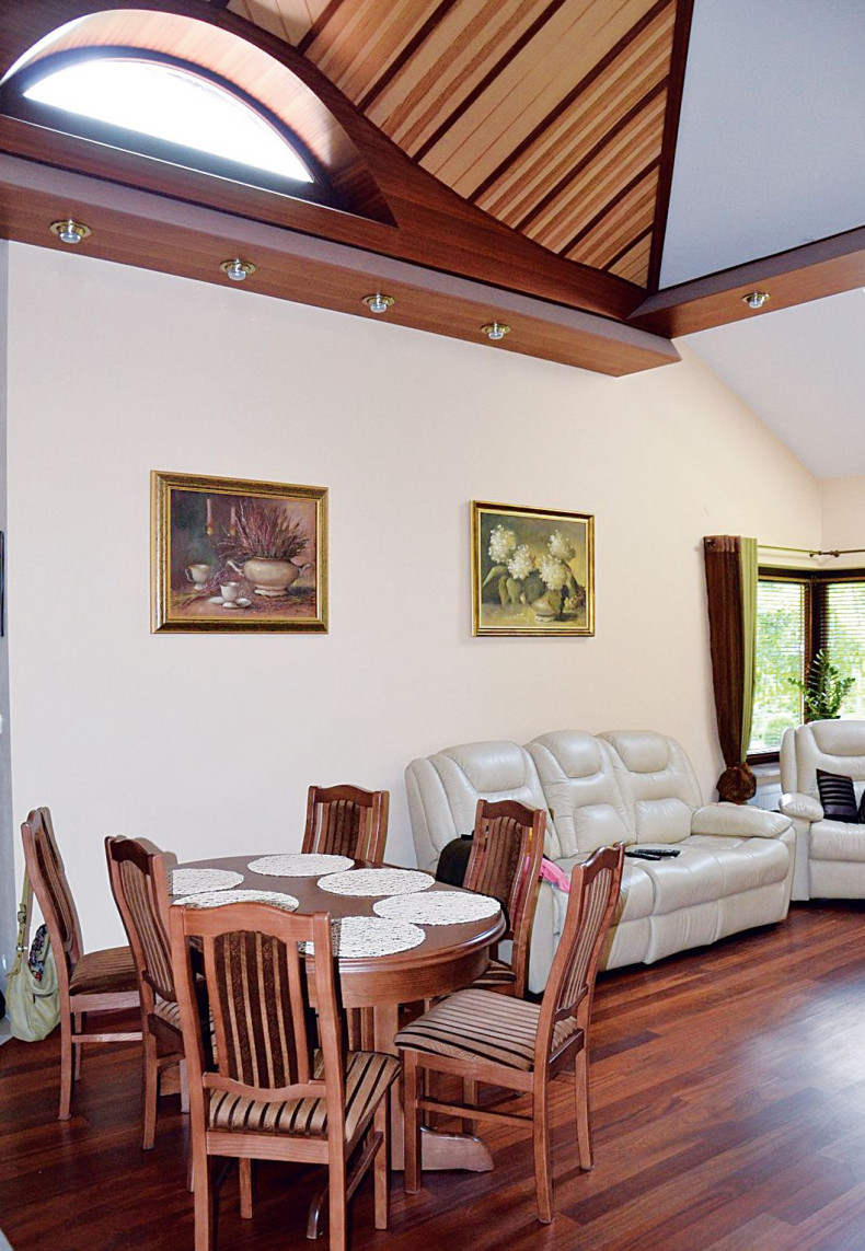 Salon z katedralnym sufitem