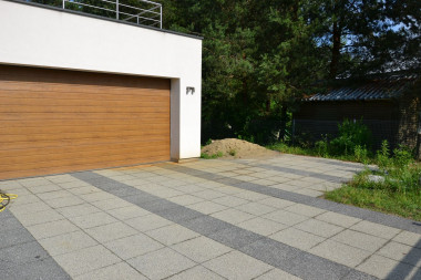 Płyty betonowe na podjeździe