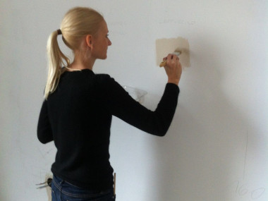 Nakładanie próbki farby na ścianę