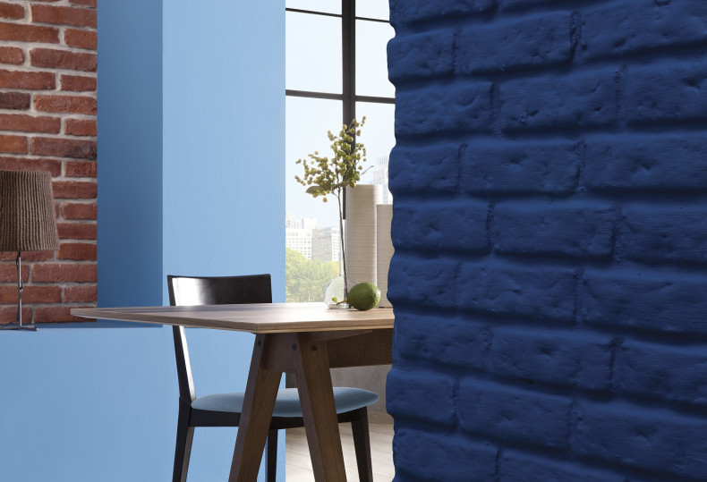 Ściana z cegły pomalowana niebieską farbą