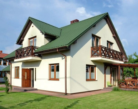 Dom stoi frontem w kierunku zachodnim i ma tylko jedną lukarnę. 