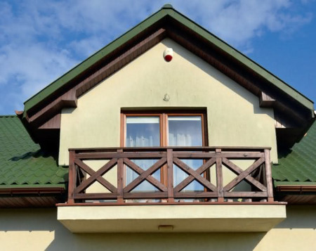 Balkon z drewnianą poręczą