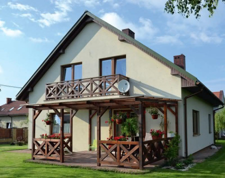 Na konstrukcji z drewna tarasu oparto przezroczyste płyty poliwęglanu.