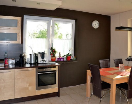 Duża kuchnia jest ulubionym miejscem rodzinnych spotkań.