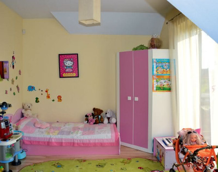 Pokoje dzieci na poddaszu są jasne, kolorowe i pełne zabawek.