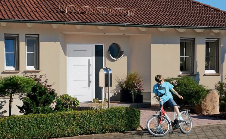 Wiatrołap można doświetlić, montując drzwi z przeszkleniem (fot. Hörmann)