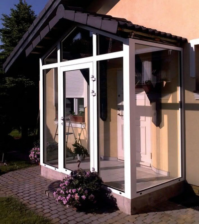 Konstrukcję dobudowywanego wiatrołapu z profili aluminiowych lub z PVC należy mocować bezpośrednio do ściany budynku, a nie do warstwy ociepleniowej (fot. PPHU Komsta)