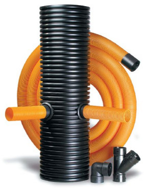 Elementy niezbędne do wykonania drenażu - rura drenarska, studzienka i kształtki (fot. Pipelife)