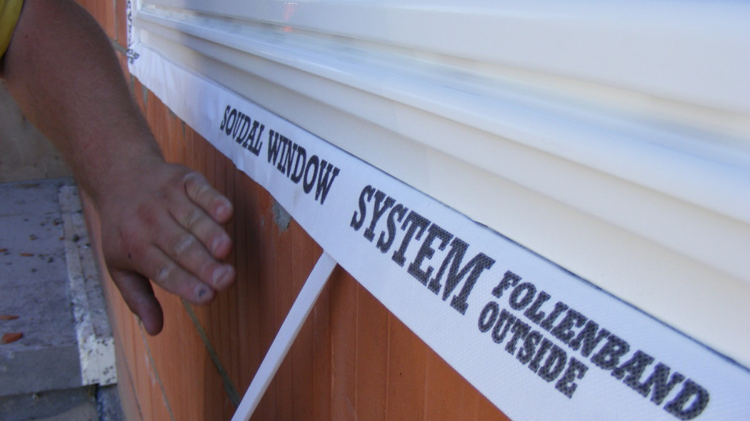 Montaż okien i drzwi zewnętrznych w energooszczędnym budynku