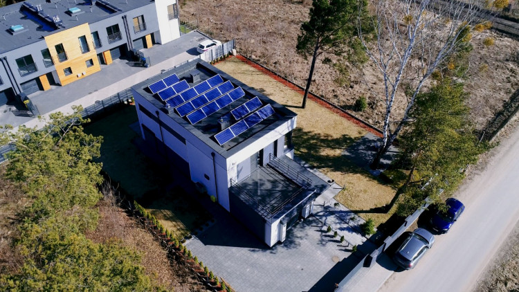 Instalacja fotowoltaiczna na płaskim dachu budynku jednorodzinnego