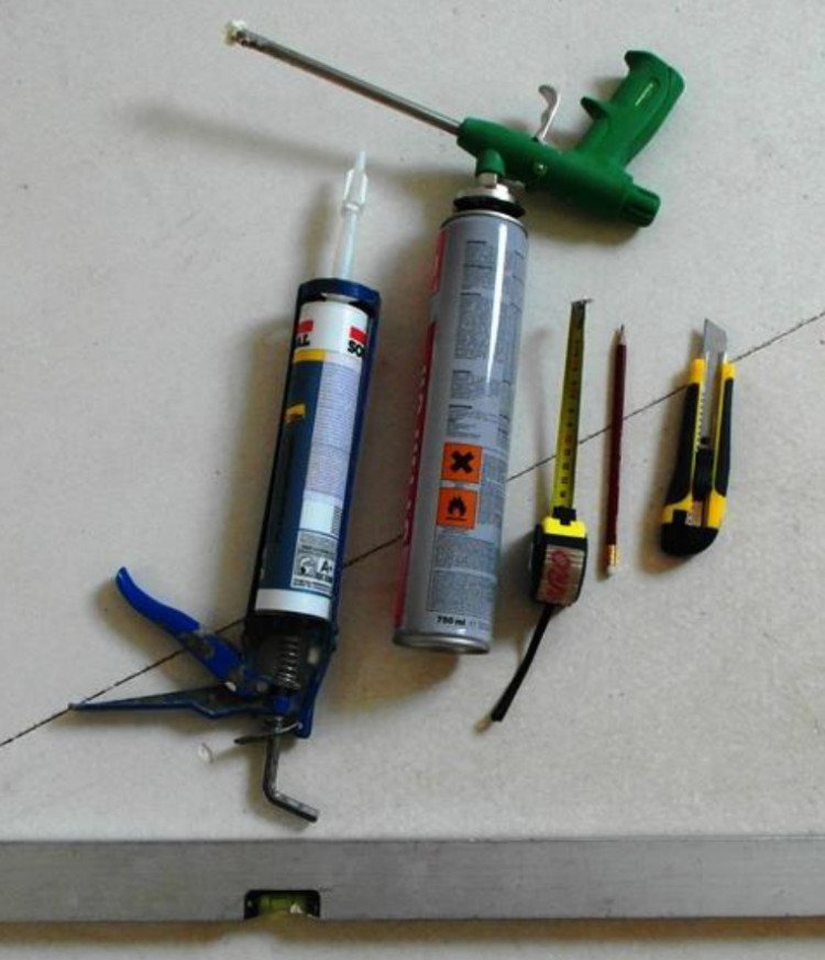 Narzędzia i akcesoria, które wykorzystano do ułożenia suchego jastrychu z płyt MgO