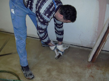 Wbijanie klinów w szczelinę