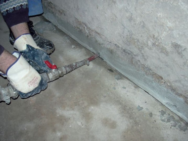 Wypełnianie szczeliny zaprawą