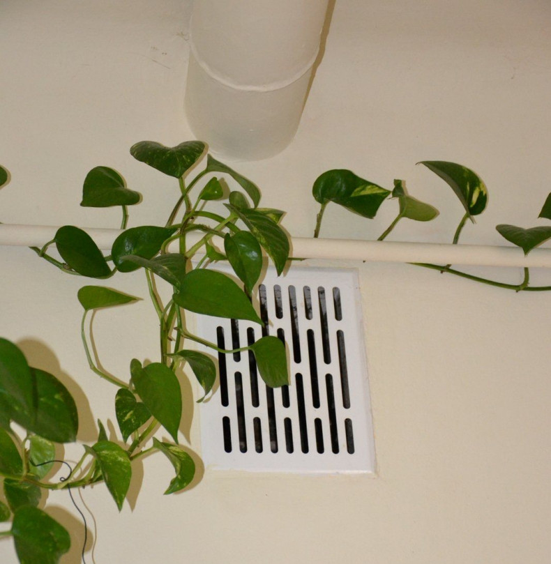 Kratka wentylacyjna i kanał wentylacyjny w kuchni