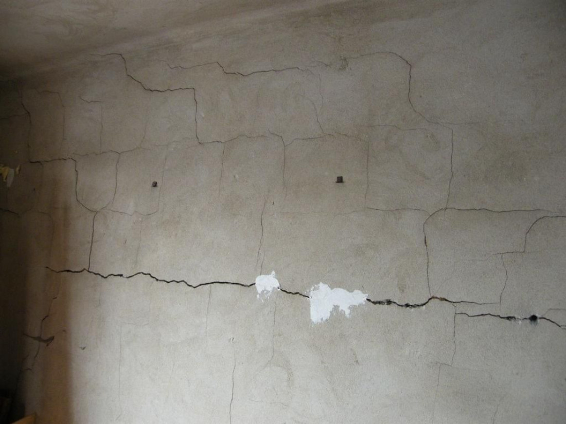 W nowym domu zaczęły pojawiać się pęknięcia na ścianach nośnych. Co robić?