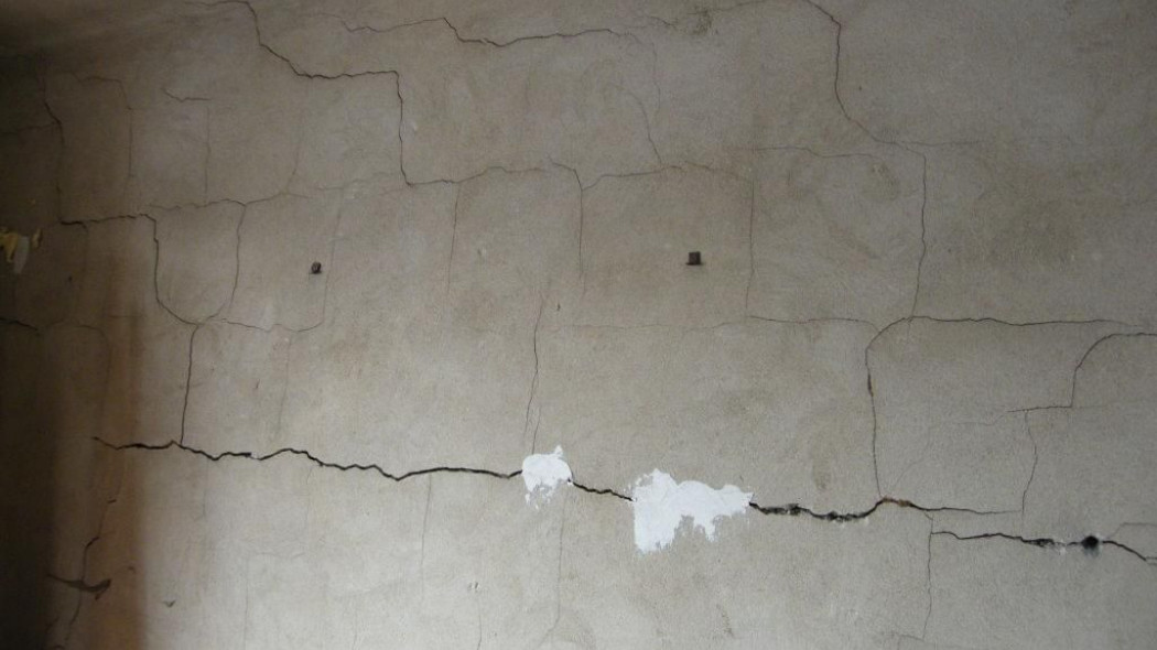 W nowym domu zaczęły pojawiać się pęknięcia na ścianach nośnych. Co robić?