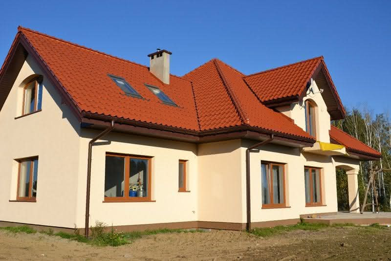 Dach pokryty dachówką ceramiczną z glazurowaną powierzchnią