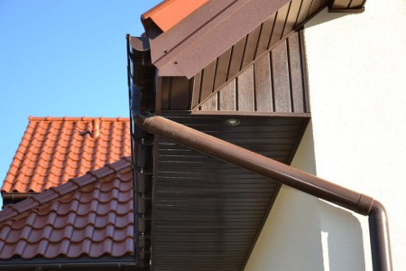 Podbitkę dachu i orynnowanie wykonano z tworzywa sztucznego