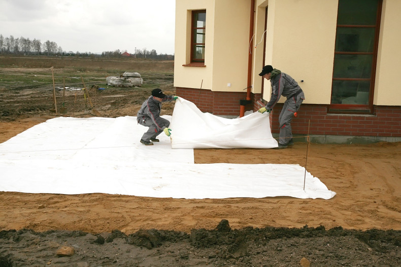 Budowanie tarasu: Układanie geowłókniny